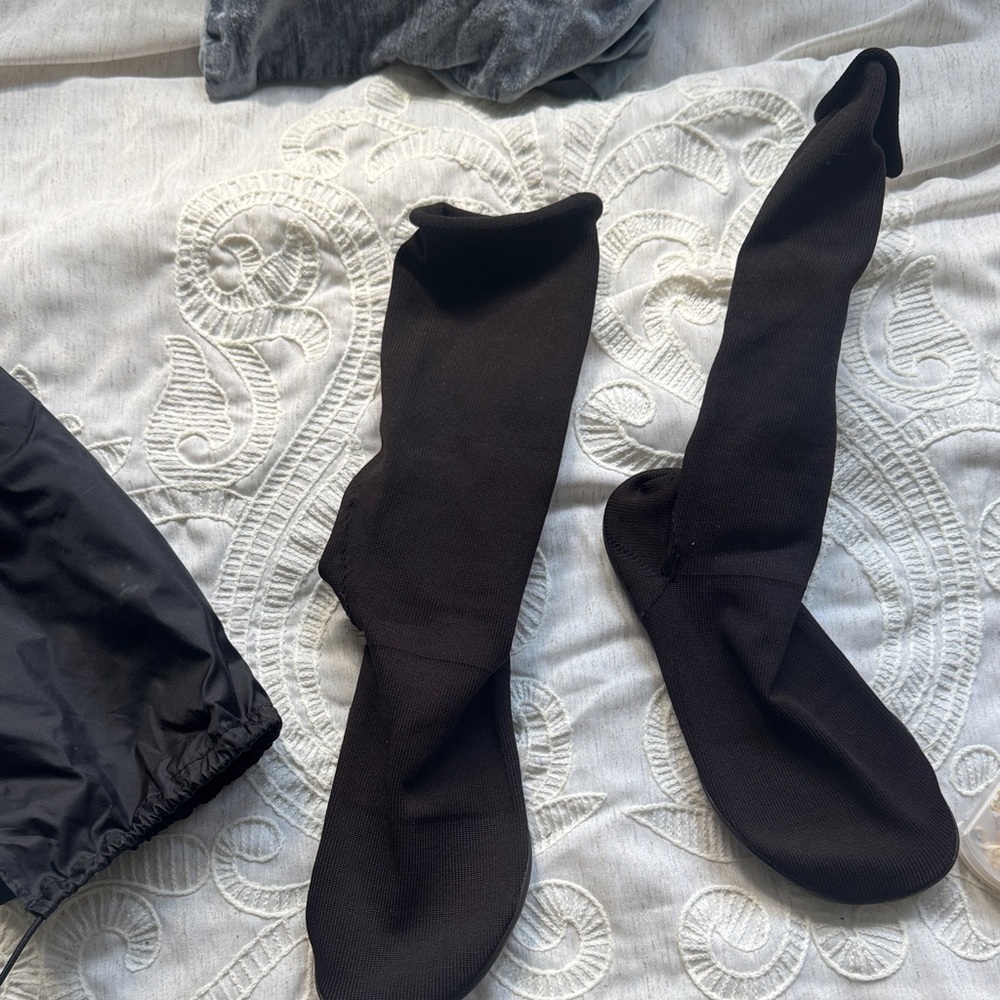 YEEZY PODS